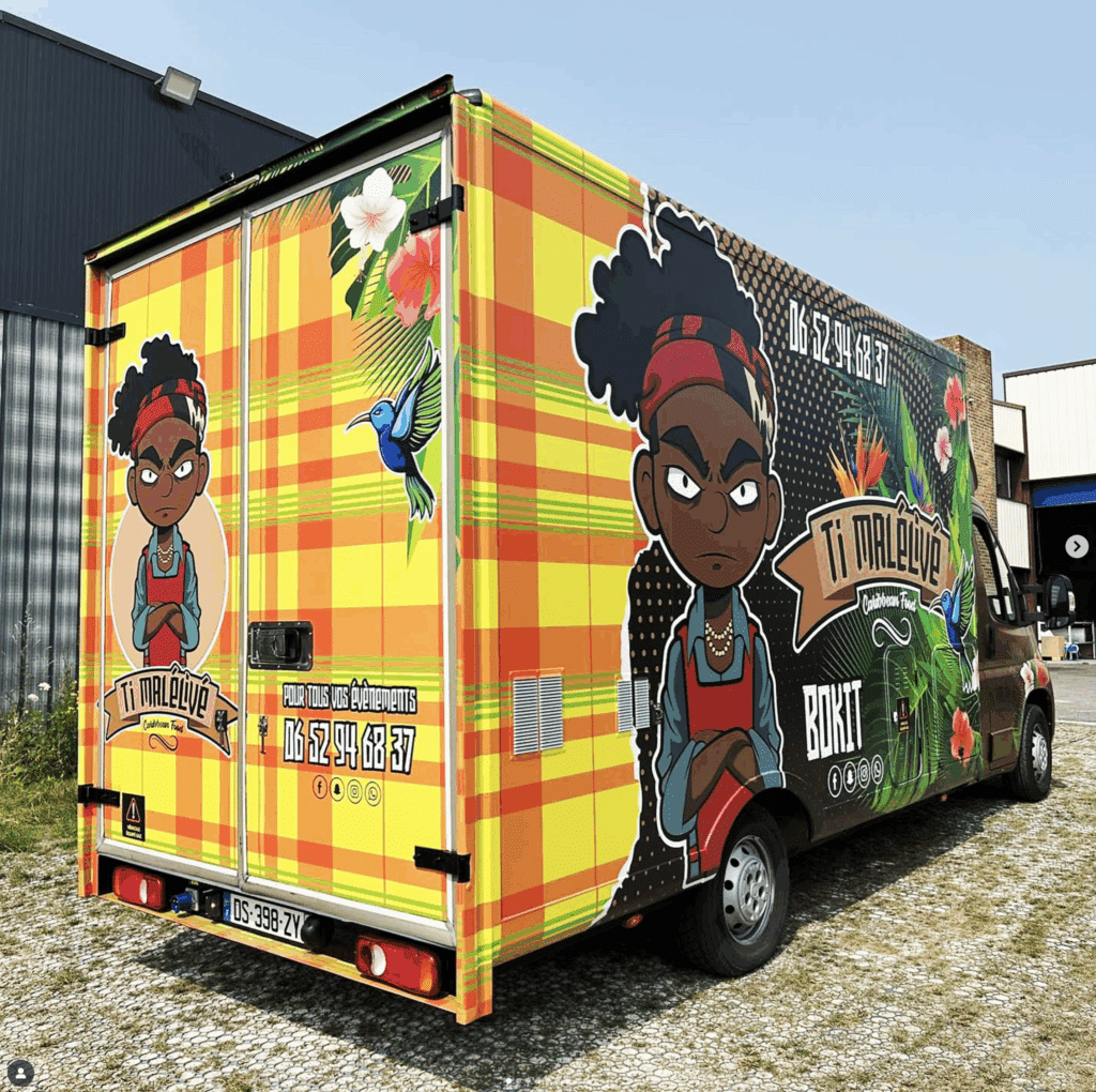 Covering adhésif complet du food truck antillais Ti Malélivé avec impression haute qualité et pose professionnelle.