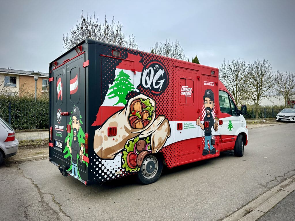 Covering food truck professionnel avec identité visuelle street food réalisé par HD DESIGN, cuisine libanaise AU QG